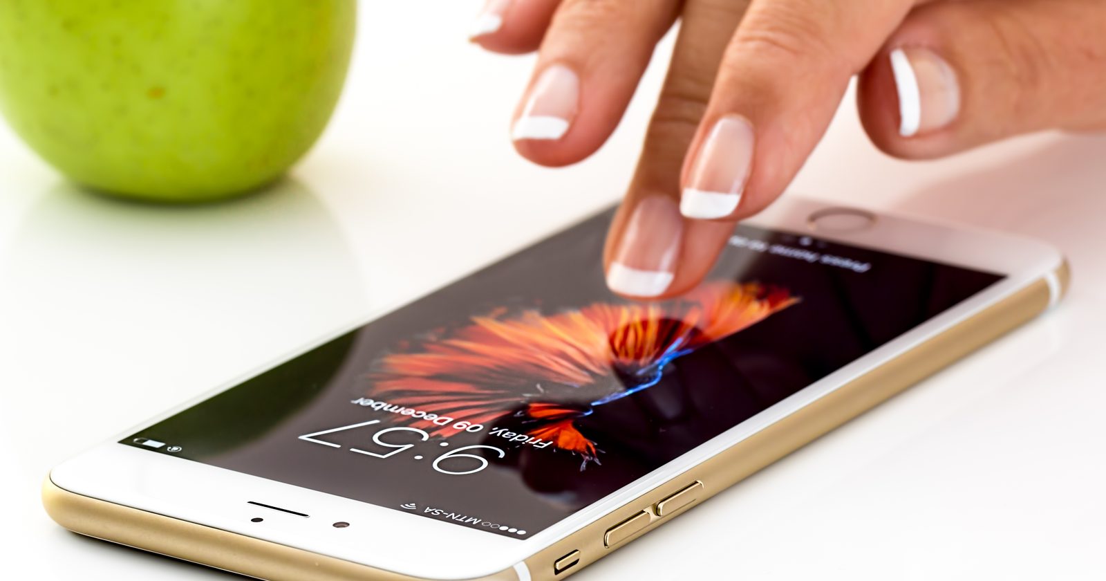 Dłoń trzymająca smartfon — gospodarka cyfrowa i wielkie platformy technologiczne