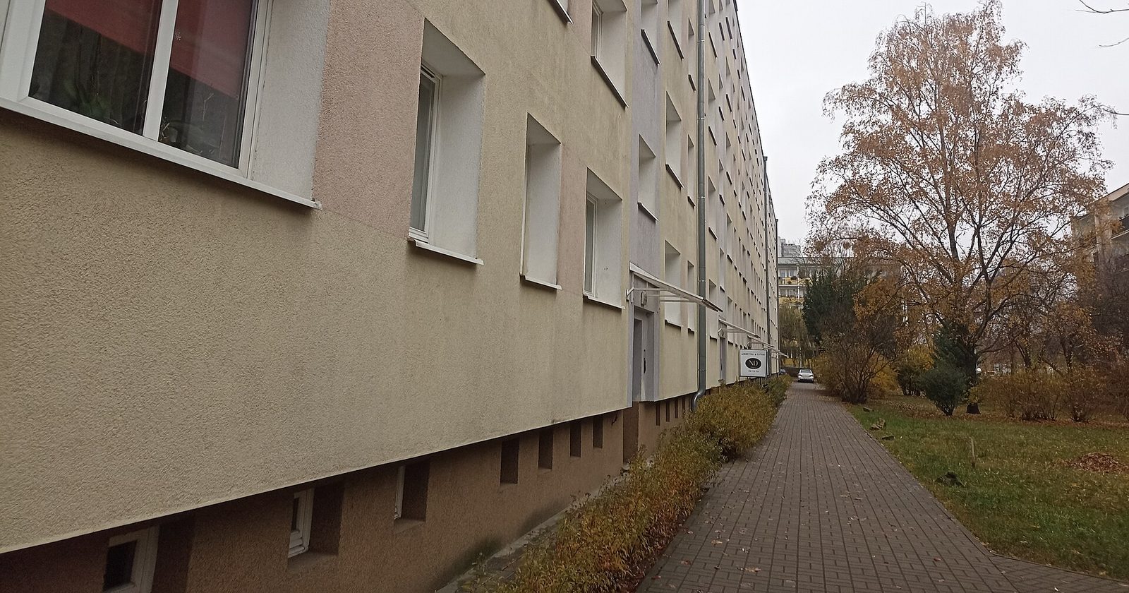 Blok mieszkalny z wielkiej płyty na osiedlu Jagiellońskim w Poznaniu